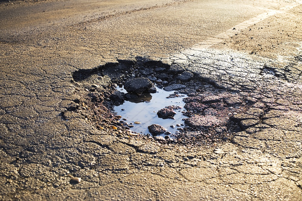 Un trou dans la chaussée dangereux pour les usagers
