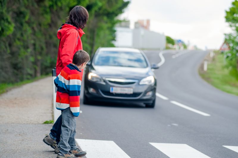 Une voiture laisse traverser deux personnes au passage pour piétons