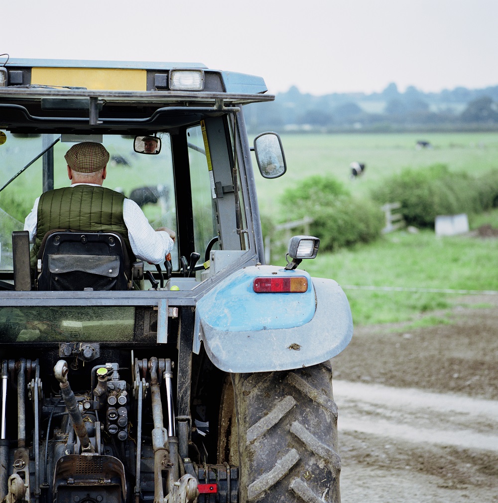 Un tracteur et son conducteur sur la route