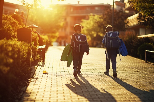 Enfants sur le chemin de l'école Ecomobilité