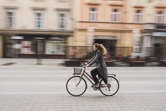 Femme à vélo au milieu de la rue