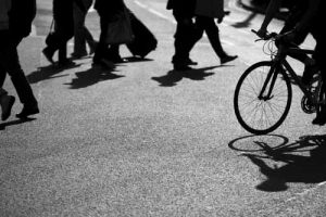 Piéton et cycliste en ville
