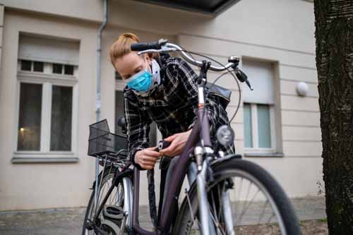 Vélo et cycliste avec masque Covid