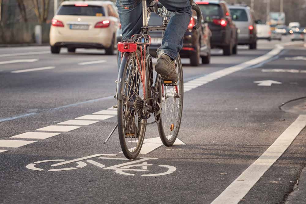 pistes cyclables vélos voitures