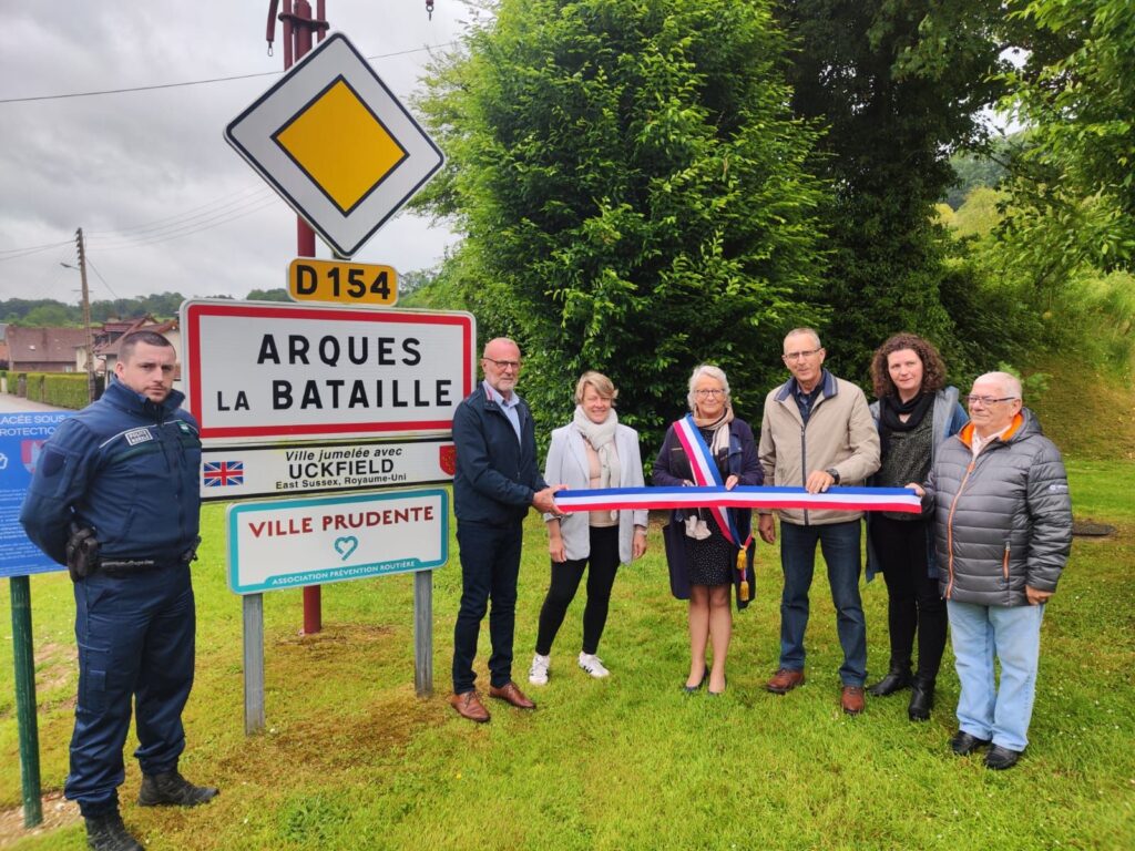 Arques la Bataille : devant le panneau Ville Prudente